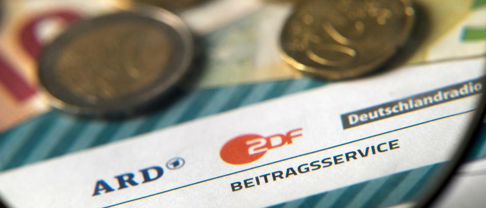 Der Rundfunkbeitrag bleibt über 2016 hinaus 17,50 Euro teuer. Und wer nicht zahlt, soll nicht gleich mit Haftbefehl bedroht werden