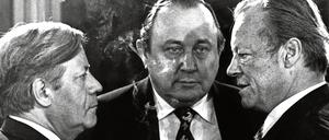 Vor 40 Jahren gehörten Zigaretten noch zu Politikern wie Bundeskanzler Helmut Schmidt (SPD), Bundesaußenminister Hans-Dietrich Genscher (FDP) und der SPD-Vorsitzende Willy Brandt. Heute rauchen deutlich weniger Menschen.