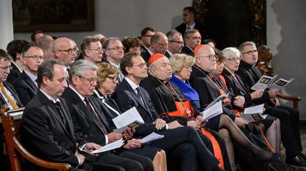 Das Festjahr zum 500. Reformationsjubilaeum hat am Montag mit einem Festgottesdienst in der Berliner Marienkirche begonnen. 