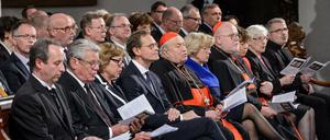 Das Festjahr zum 500. Reformationsjubilaeum hat am Montag mit einem Festgottesdienst in der Berliner Marienkirche begonnen. 