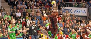 Bjarki Mar Elisson hebt ab - am Ende reicht es immerhin zu einem Punkt für die Füchse.