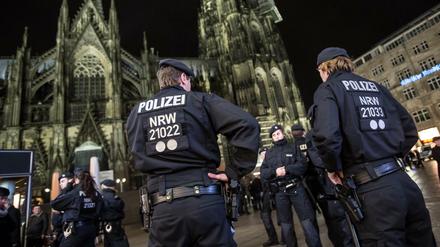 Polizisten stehen am 10.01.2016 in Köln (Nordrhein-Westfalen) vor dem Hauptbahnhof neben dem Dom. Nach den sexuellen Übergriffen auf Frauen in der Silvesternacht verstärkt die Polizei die Präsenz am Hauptbahnhof. Foto: Maja Hitij/dpa +++(c) dpa - Bildfunk+++