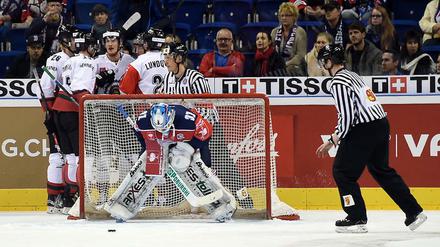 Immer wieder zu Beginn. Frölunda jubelt, die Eisbären lassen die Köpfe hängen.