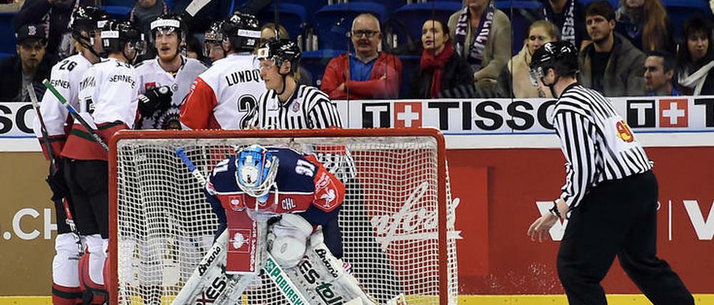 Immer wieder zu Beginn. Frölunda jubelt, die Eisbären lassen die Köpfe hängen.