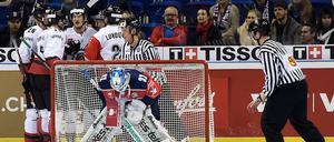 Immer wieder zu Beginn. Frölunda jubelt, die Eisbären lassen die Köpfe hängen.