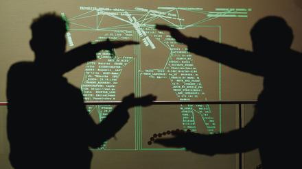 Besucher des Kongresses des Chaos Computer Clubs spielen mit ihrem digitalem Spiegelbild.