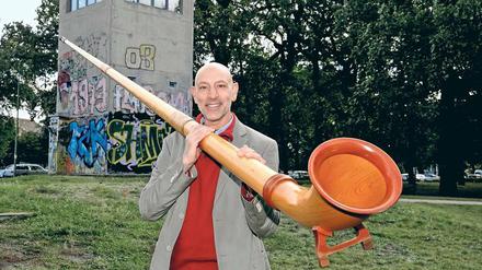 Für seine Leidenschaft braucht Rob Gutowski einen langen Atem. Hier schultert er sein Alphorn am Schlesischen Busch in Treptow. 