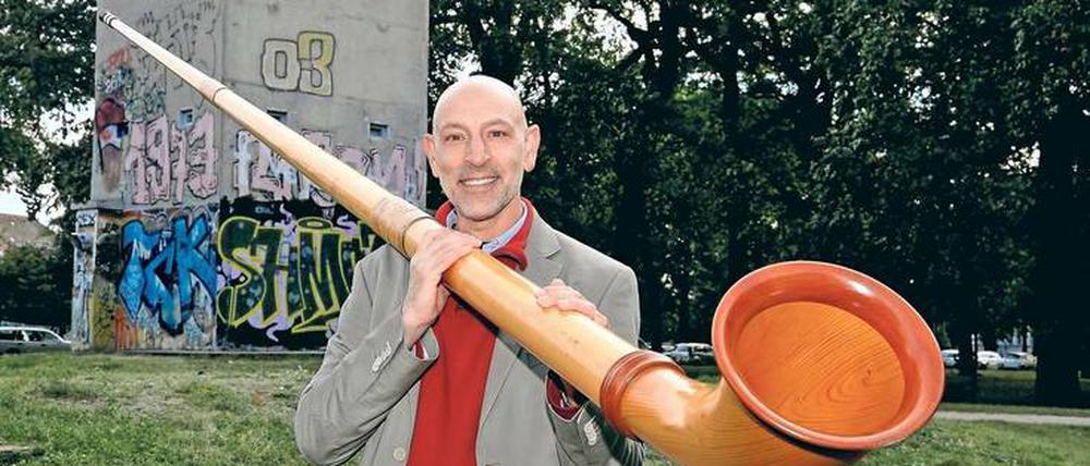 Für seine Leidenschaft braucht Rob Gutowski einen langen Atem. Hier schultert er sein Alphorn am Schlesischen Busch in Treptow.