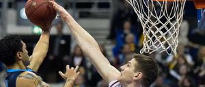 Peyton Siva (l.) sucht den vorbei an Arturas Gudaitis. 