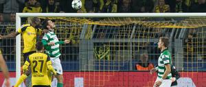 Adrian Ramos steigt hoch und köpft zum 1:0 ein.
