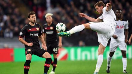 Kein Angst, der Ball trifft weder Mehmedi noch ins Bayer-Tor.