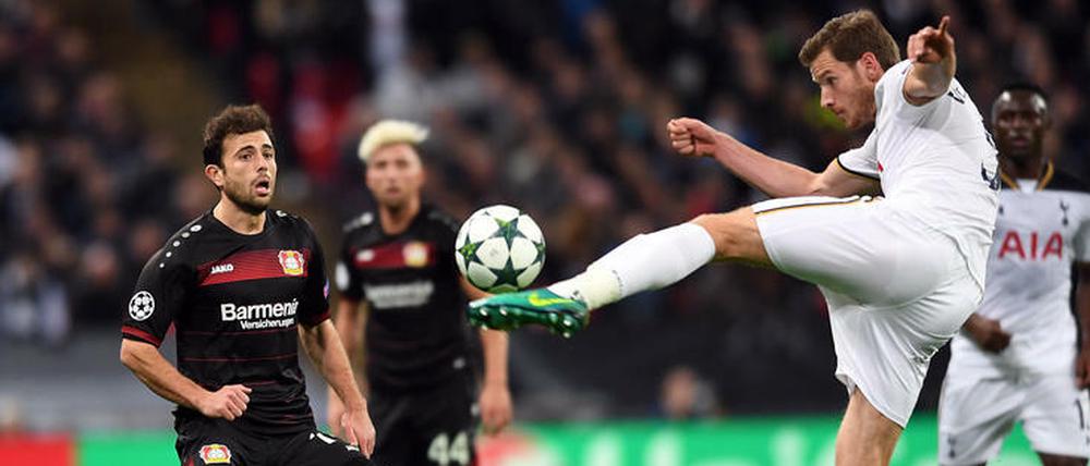Kein Angst, der Ball trifft weder Mehmedi noch ins Bayer-Tor.