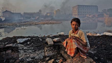 Giftige Luft: Ein Mädchen vor einer Fabrik in Bangladesch 