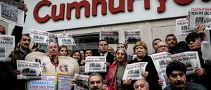 Nach den Verhaftungen zeigten sich vor der Cumhuriyet-Redaktion viele solidarisch mit den Journalisten. 