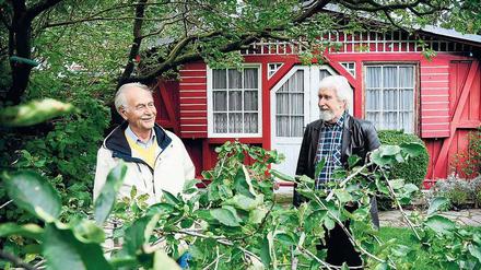 Klaus Laschner (l.) engagiert sich für die Kolonie Bocksfelde. Rainer Spitalny (r.) ist der heutige Pächter der Parzelle. 