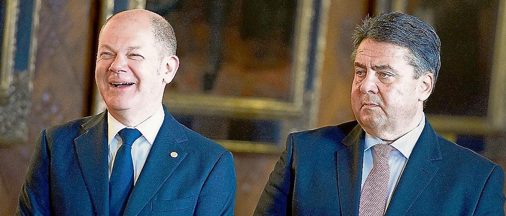 Ob einer von beiden für die SPD antritt? Olaf Scholz (links) hält sich zur K-Frage allgemein und Sigmar Gabriel eher bedeckt.