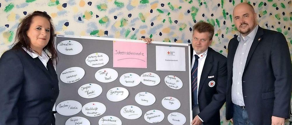 Carola Bräunlein und Alexander Liebig vom DRK präsentieren mit Stadtrat Bewig das neue Angebot.