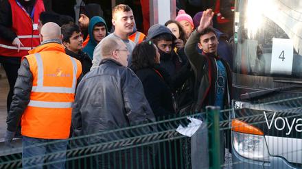 Mit Bussen wurden am Mittwoch die ersten Jugendlichen von Calais aus in andere Auffanglager gebracht. 