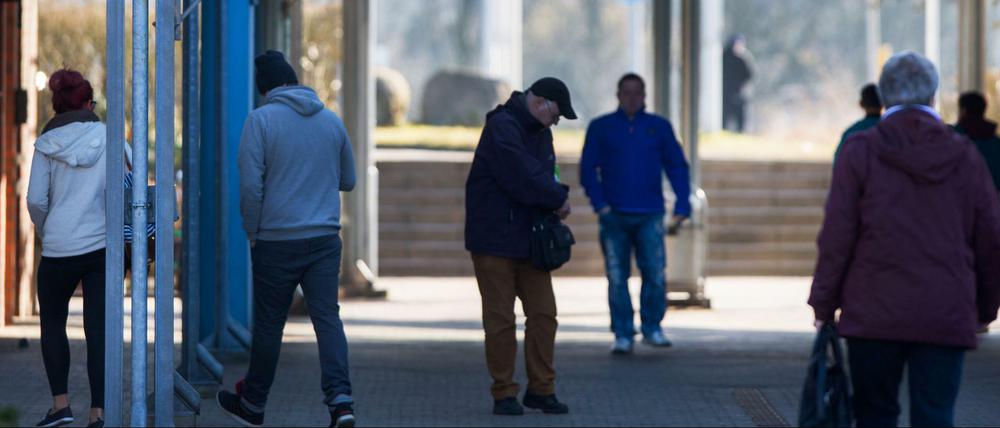 Die Zahl der Erwerbslosen sank im Oktober stärker als von Experten erwartet. 