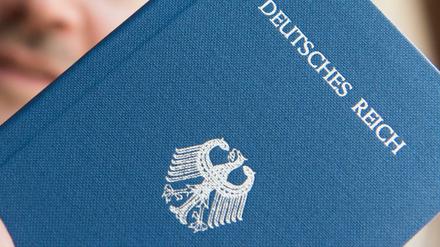 Sogenannte Reichsbürger erkennen die Bundesrepublik Deutschland nicht an. Sie halten Behörden, Gerichte und andere staatliche Einrichtungen für illegal.