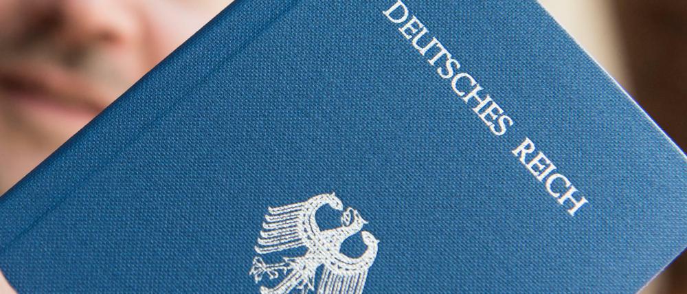 Sogenannte Reichsbürger erkennen die Bundesrepublik Deutschland nicht an. Sie halten Behörden, Gerichte und andere staatliche Einrichtungen für illegal.