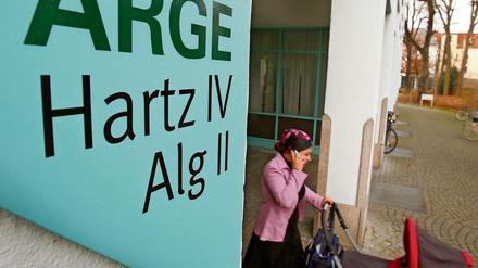 derzeit gibt es insgesamt 5,9 Millionen Hartz-IV-Bezieher, darunter 4,3 Erwerbsfähige.