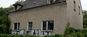 Ein leerstehendes Haus bei Geltow nahe Potsdam (Brandenburg). Deutschlandweit stehen etwa zwei Millionen Wohnungen leer, die Bundesländer haben rund 10 000 Gebäude geerbt.