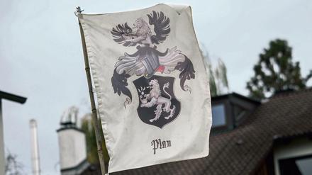 Auf dem Grundstück eines sogenannten "Reichsbürgers" ist im Oktober 2016 in Georgensgmünd (Bayern) eine Flagge mit der Aufschrift "Plan" zu sehen.