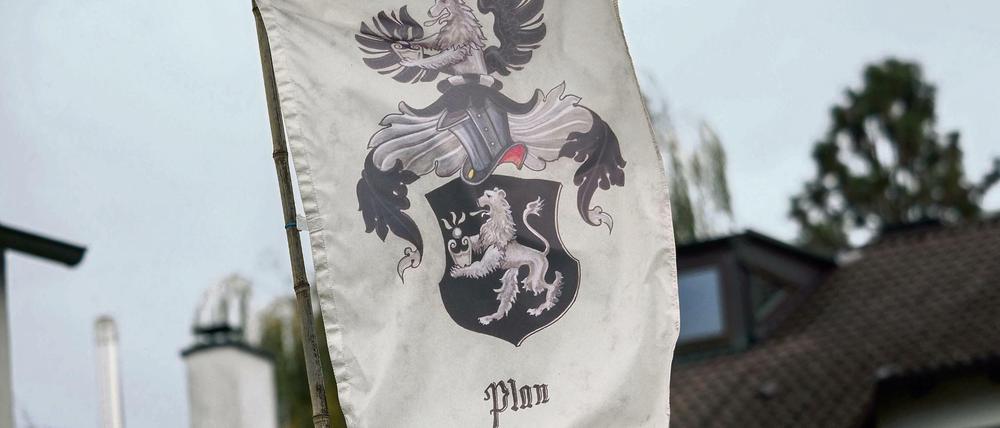Auf dem Grundstück eines sogenannten "Reichsbürgers" ist im Oktober 2016 in Georgensgmünd (Bayern) eine Flagge mit der Aufschrift "Plan" zu sehen.