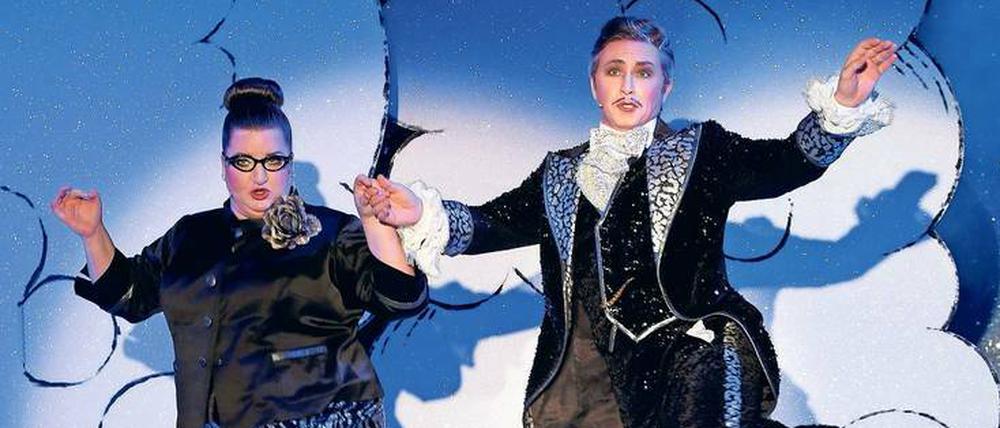 Völlig schwerelos. Zofe Stella (Anna Mateur) und Herr Theophil (Tobias Bonn) beim Liebestanz.