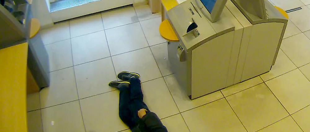 Statt zu helfen, hoben sie Geld ab. Nach unterlassener Hilfeleistung ermittelt die Polizei gegen vier Personen.