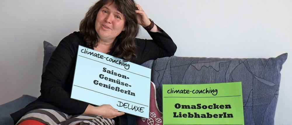 Anke Lobmeyer auf ihrer Couch in Wilhelmsruh.