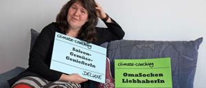 Anke Lobmeyer auf ihrer Couch in Wilhelmsruh.