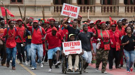 Tausende Demonstranten wie hier in Pretoria forderten den Rücktritt des Präsidenten.