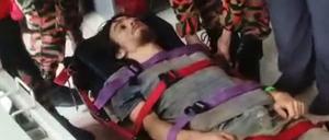 Malaysische Rettungskräfte versorgen den Australier Andrew Gaskell. 