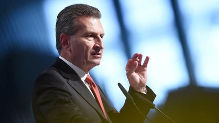 EU-Kommissar Günther Oettinger spricht 2015 in Ulm.