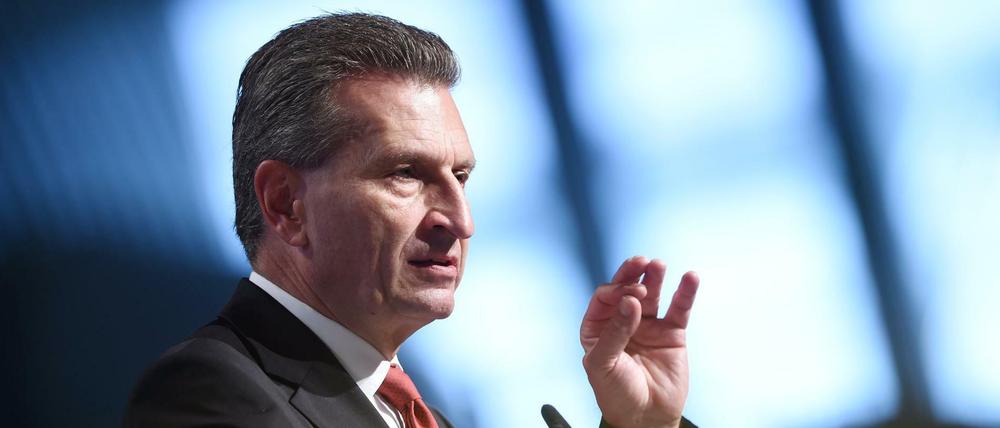 EU-Kommissar Günther Oettinger spricht 2015 in Ulm.