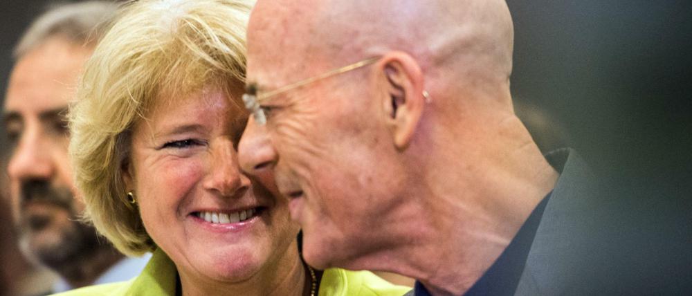 Kulturstaatsministerin Monika Grütters (CDU) und Architekt Jacques Herzog, der den Siegerentwurf gestaltet hat.