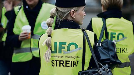 Flugbegleiter von Eurowings und Germanwings kamen am Donnerstag in Köln vor dem Unternehmenssitz zu einer Kundgebung zusammen. 
