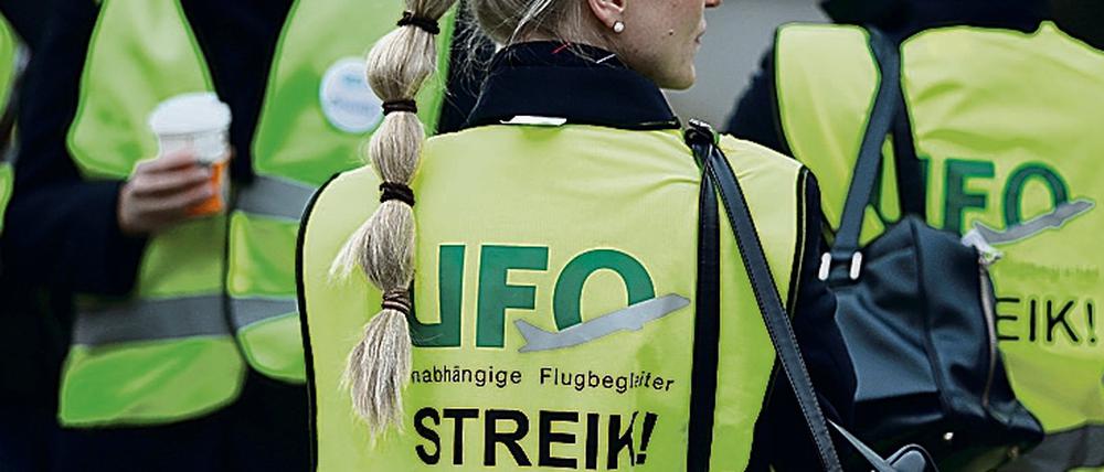 Flugbegleiter von Eurowings und Germanwings kamen am Donnerstag in Köln vor dem Unternehmenssitz zu einer Kundgebung zusammen. 