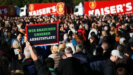 Ein Angestellter der Kaiser's Tengelmann GmbH hält ein Schild mit dem Schriftzug «Wir brauchen unseren Arbeitsplatz» bei einer Betriebsversammlung des Logistikzentrums am 05.10.2016 in Viersen hoch. 