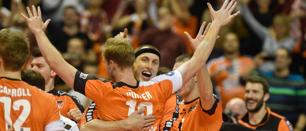 Werden sie wieder jubeln? Die BR Volleys nach dem Pokalsieg gegen die United Volleys Rhein-Main.