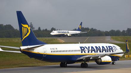 Maschinen vom Typ Boeing 737-800 des irischen Billigfliegers Ryanair auf dem Vorfeld des Flughafens Hahn in Lautzenhausen (Rheinland-Pfalz). 