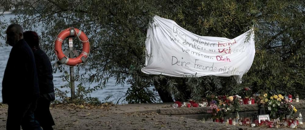 An der Kennedybrücke ist ein 16-jähriger bei einem Messerangriff tödlich verletzt worden. 