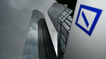 Die Zentrale der Deutschen Bank in Frankfurt am Main (Hessen) aufgezogen.