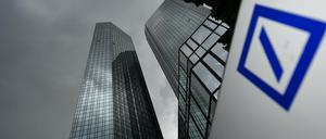Die Zentrale der Deutschen Bank in Frankfurt am Main (Hessen) aufgezogen.