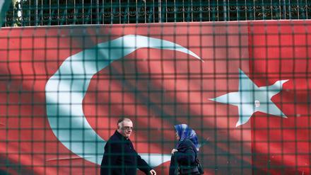 Eine türkische Flagge vor dem Hauptsitz der Zeitung Cumhuriyet in Istanbul.