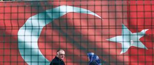 Eine türkische Flagge vor dem Hauptsitz der Zeitung Cumhuriyet in Istanbul.