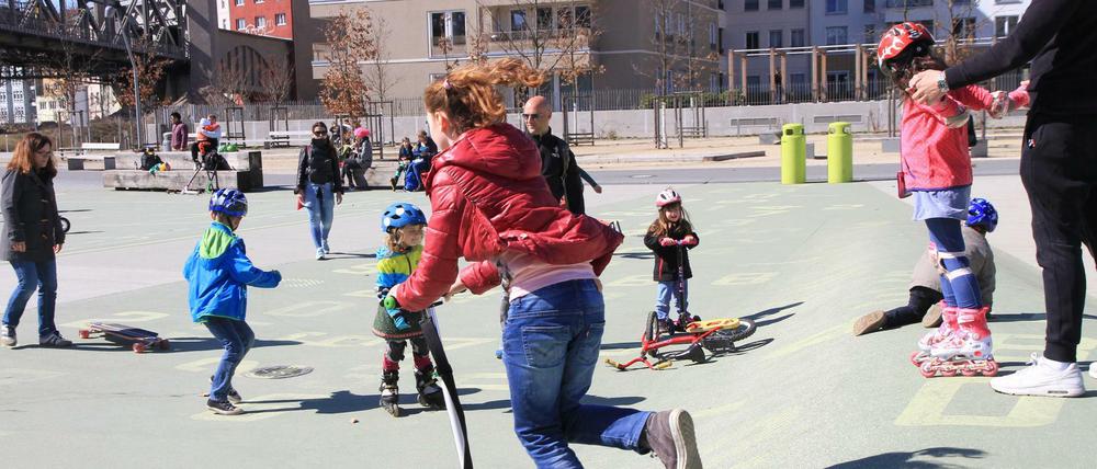 Immer unter Aufsicht? Zwischen Schule und Hobbys haben viele Kinder kaum noch Zeit zum freien Spiel.