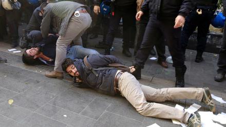 Polizisten verhaften Demonstranten in Ankara.